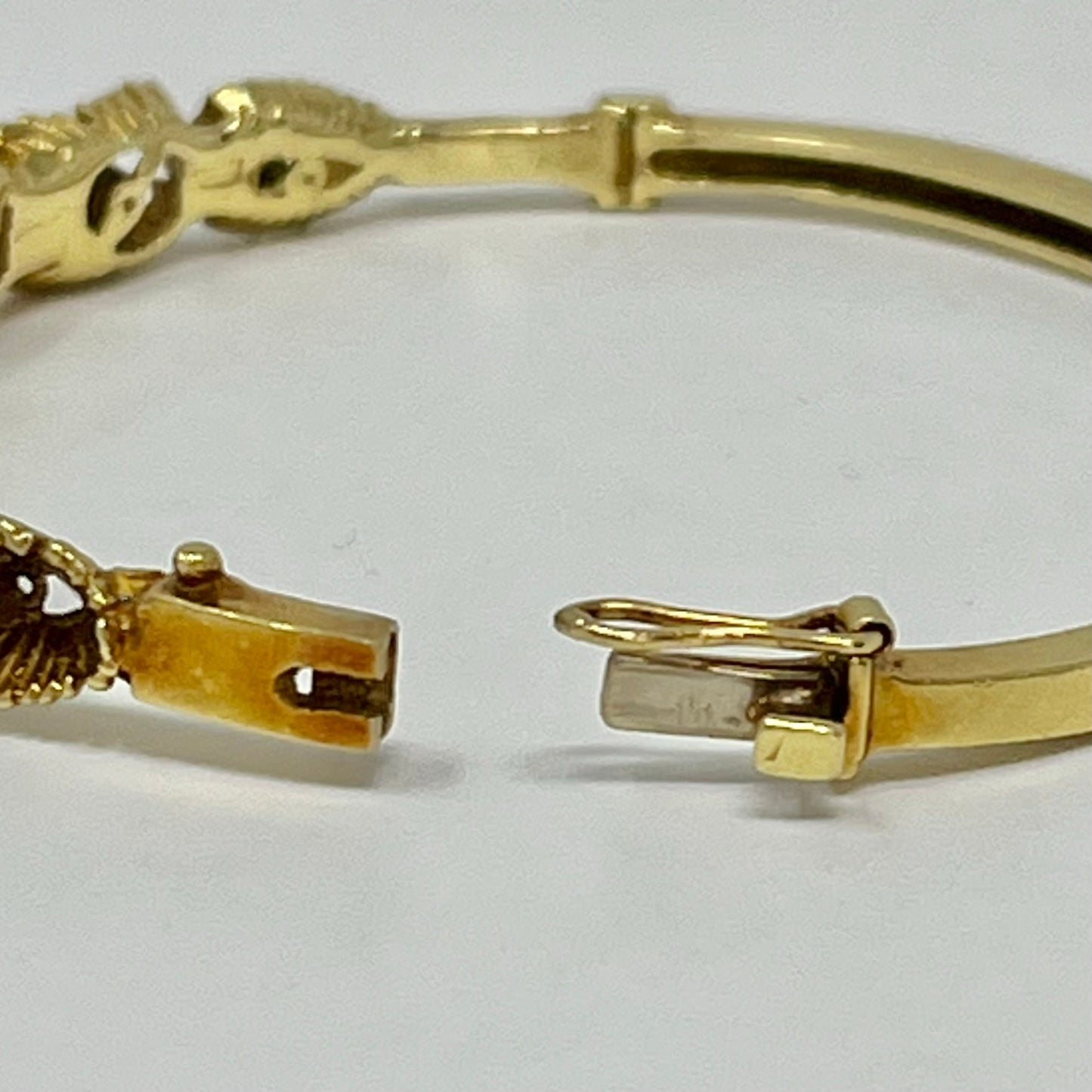 18K Gold Hinged Bracelet with 8 Diamonds