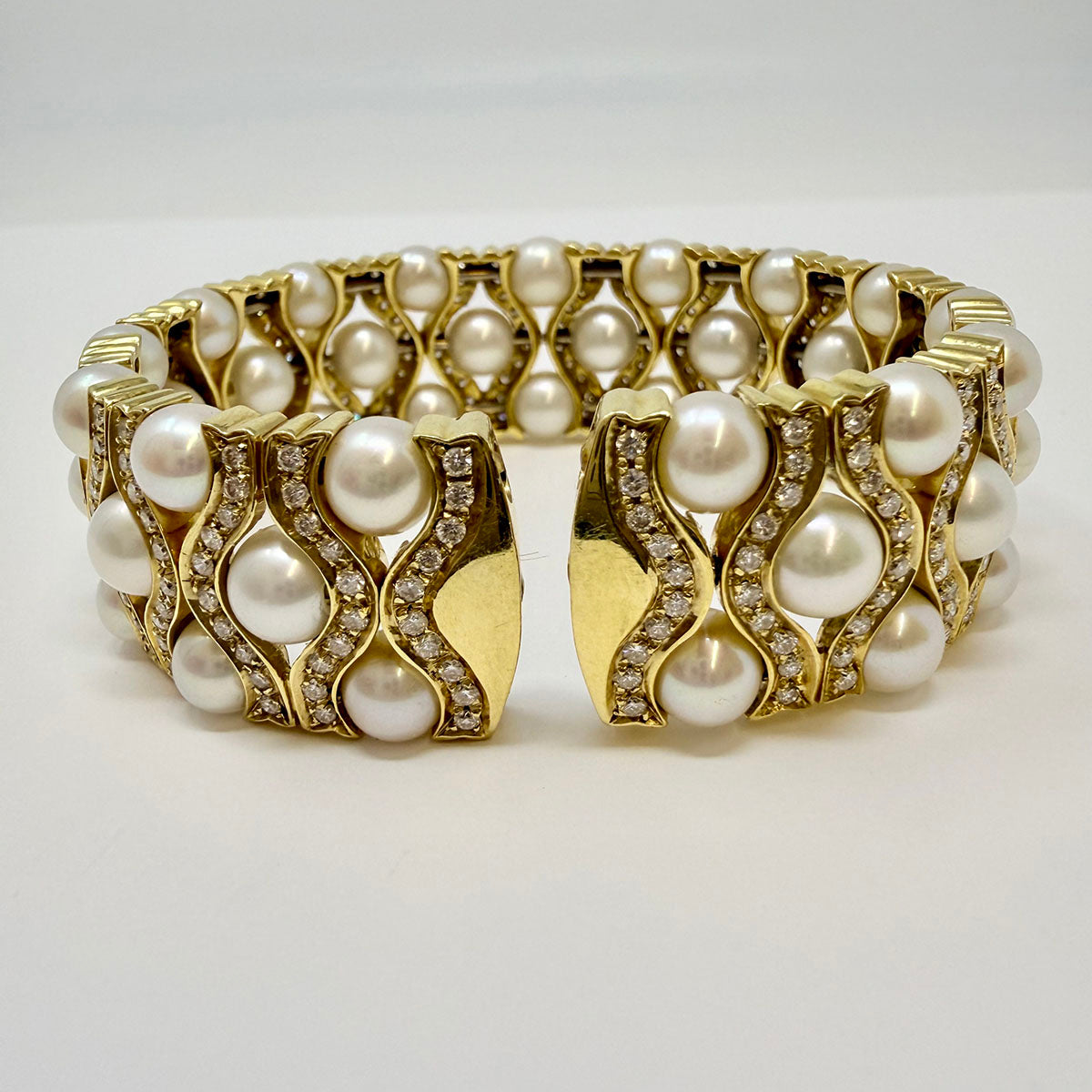 Hasbani 18K Gold Bracelet with Diamonds and Pearls