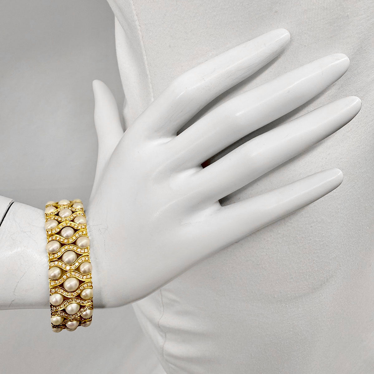 Hasbani 18K Gold Bracelet with Diamonds and Pearls