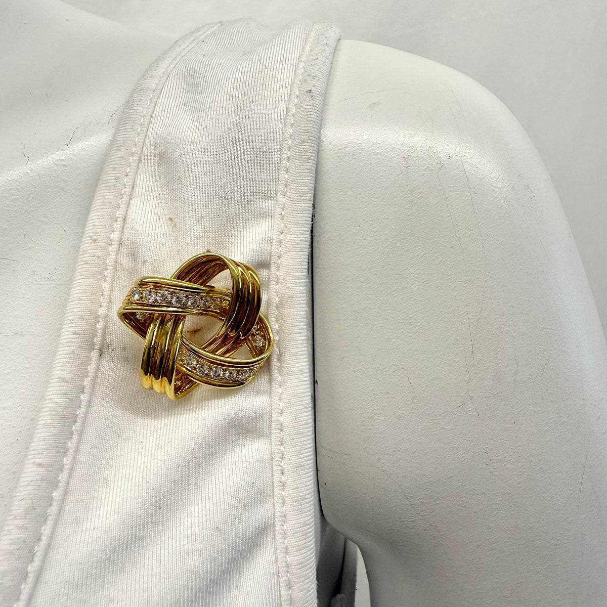 18K Yellow Gold Knot Pin with Diamonds