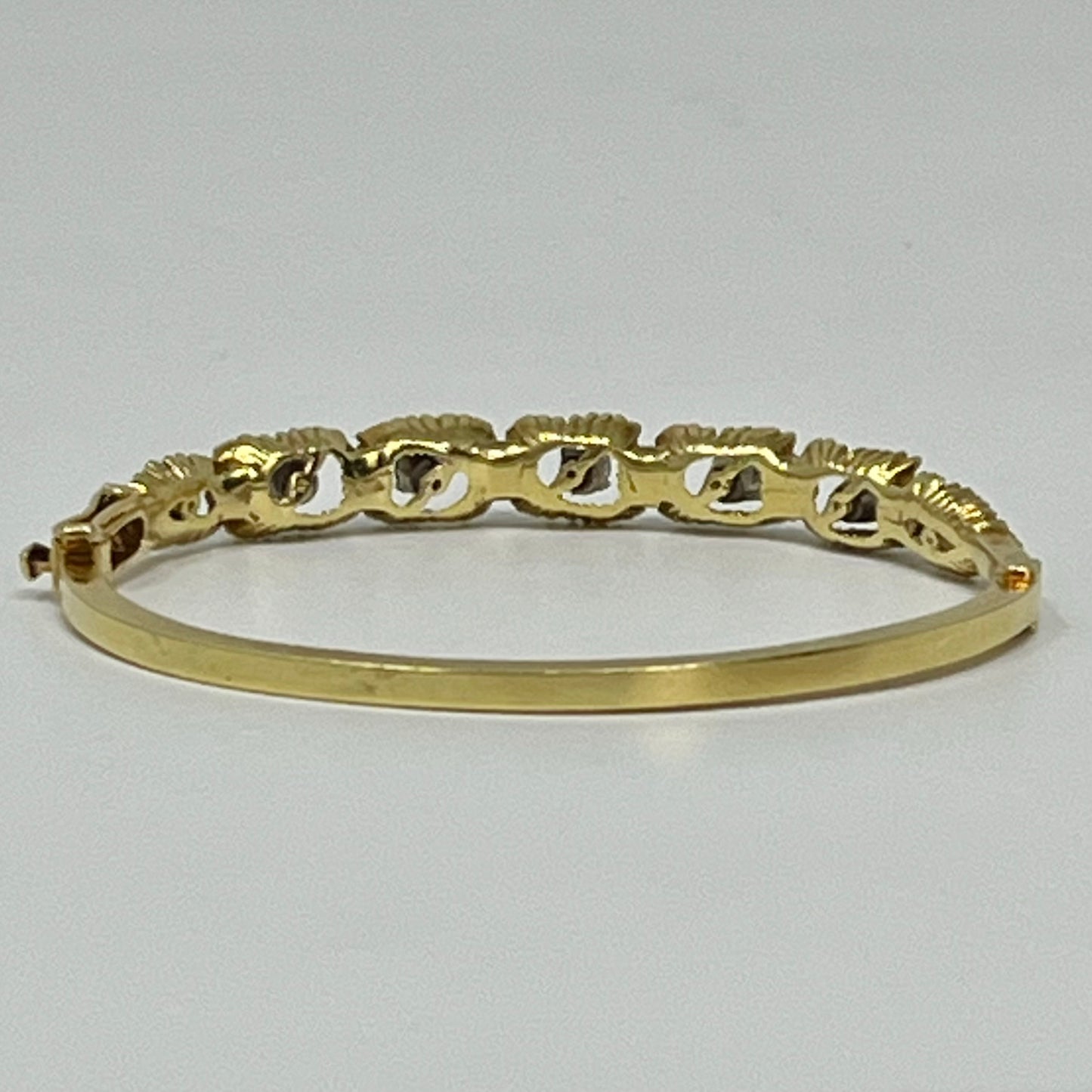 18K Gold Hinged Bracelet with 8 Diamonds