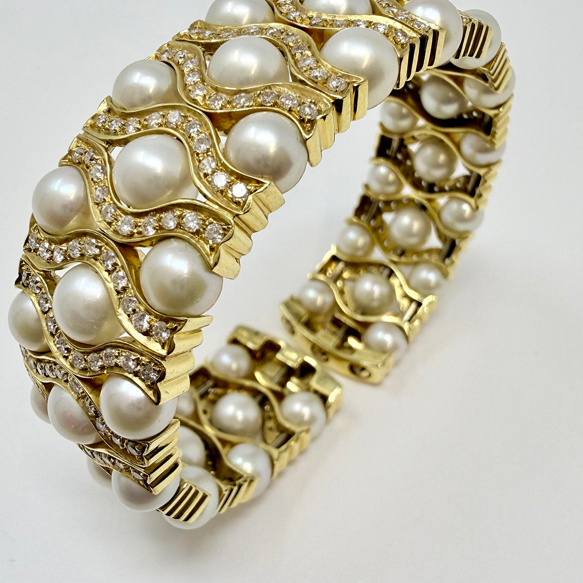Hasbani 18K Gold Bracelet with Diamonds and Pearls