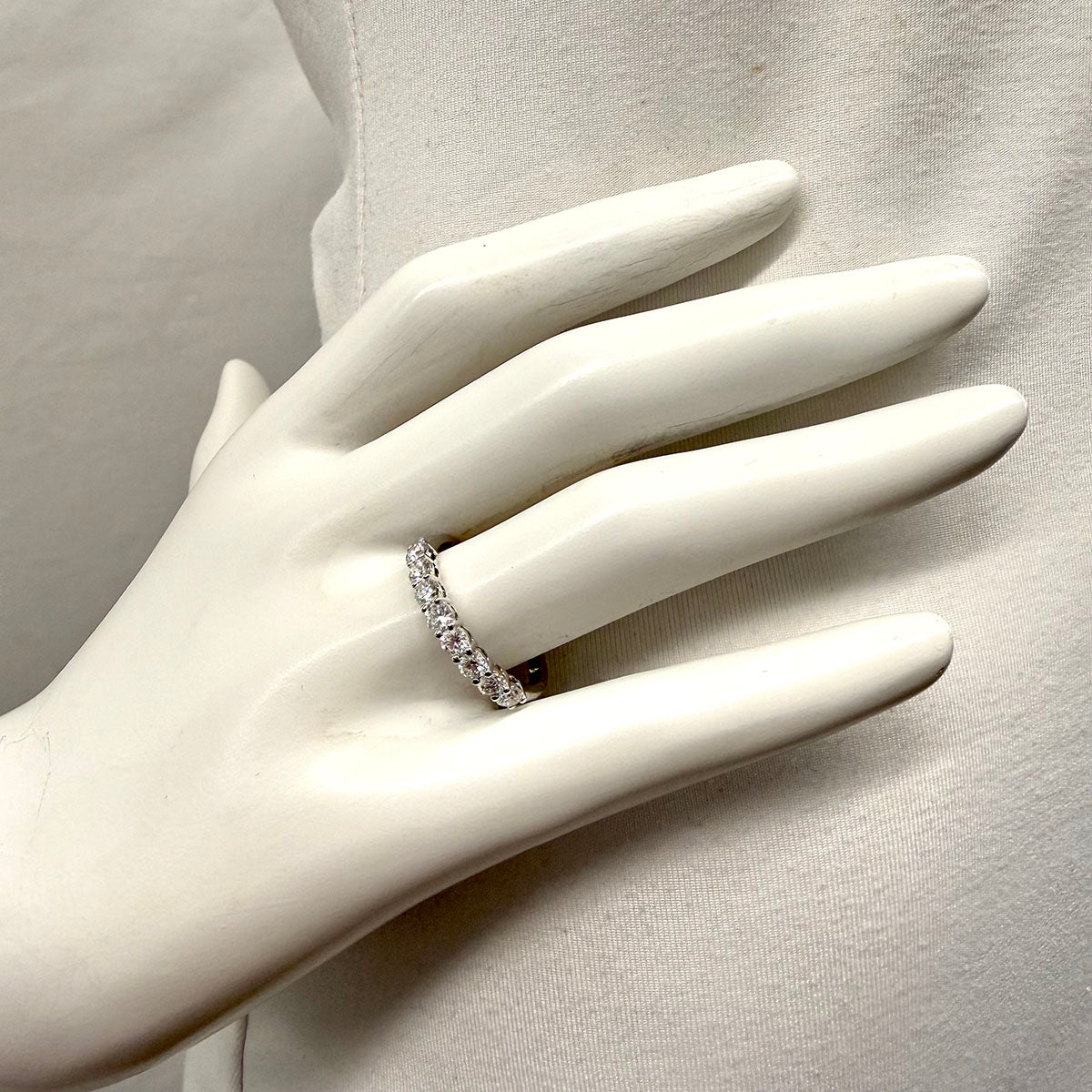 18K White Gold Ring with 8 Brilliant Cut  Diamonds