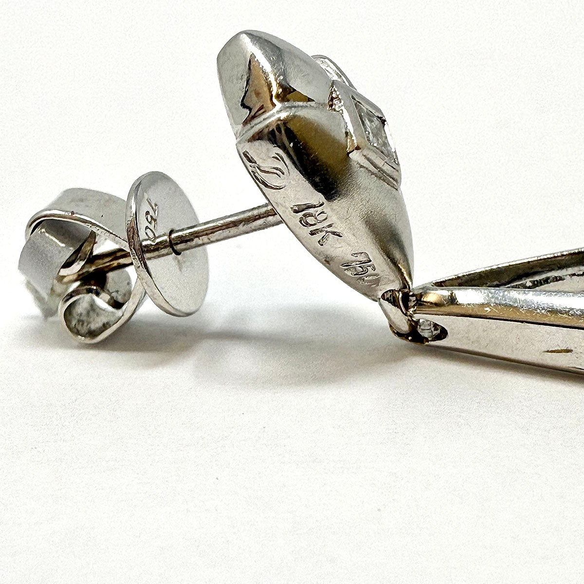 18K White Gold Drop Earrings with Diamond