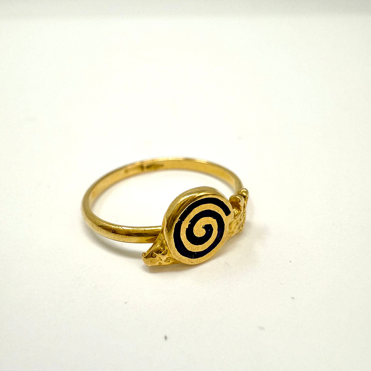 18K Swirl Ring