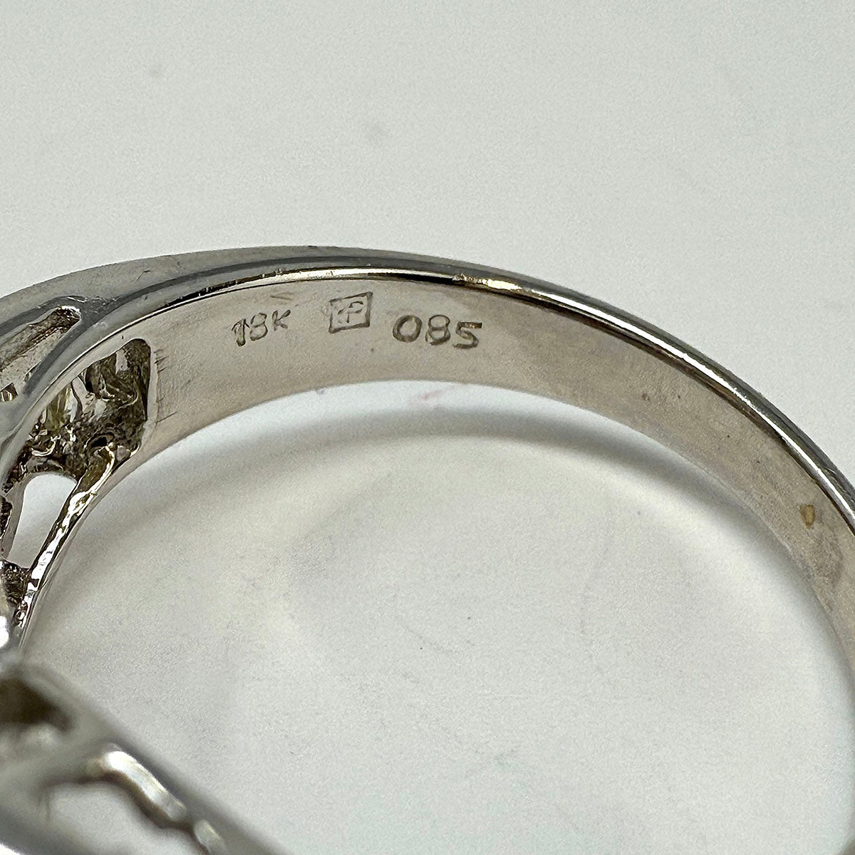 18K White Gold Ring with Diamond and Emerald