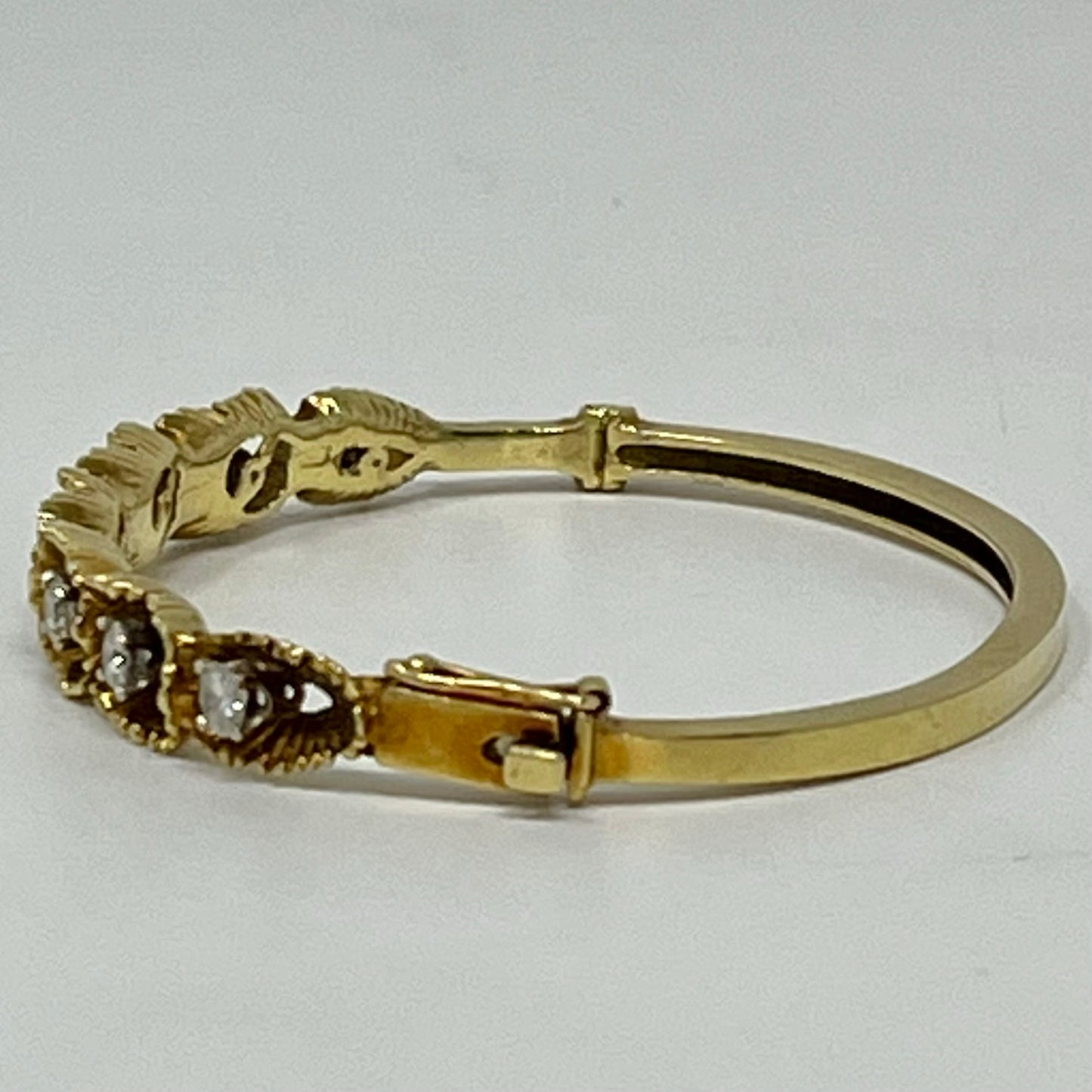 18K Gold Hinged Bracelet with 8 Diamonds