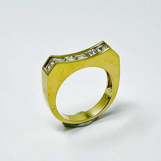 Prestige 18K Gold Ring with Diamonds