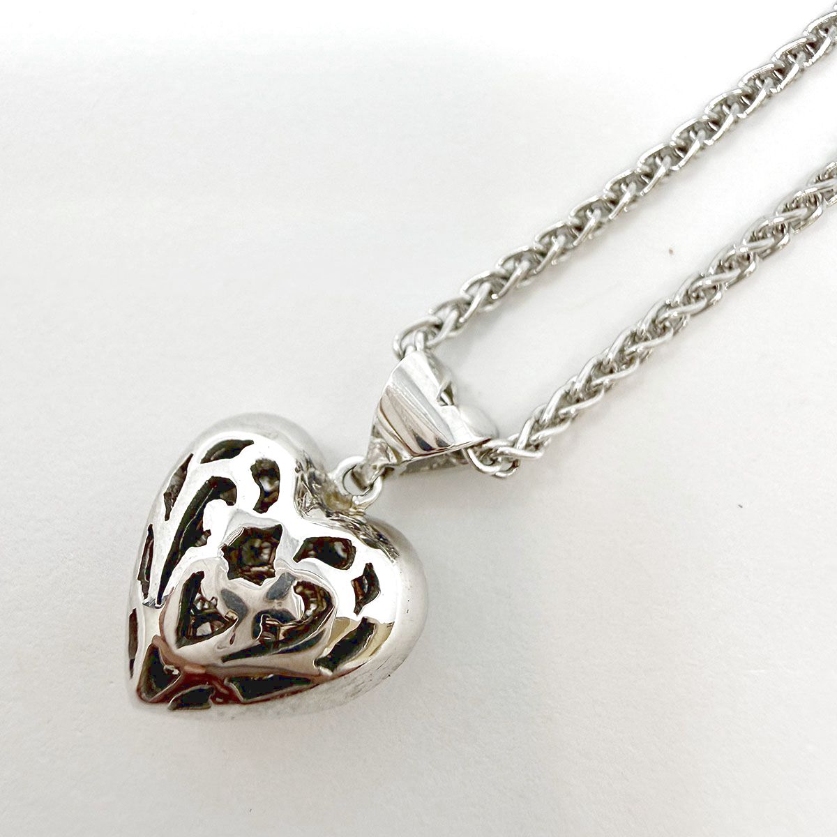 18K White Gold Diamond Heart Pendant Necklace
