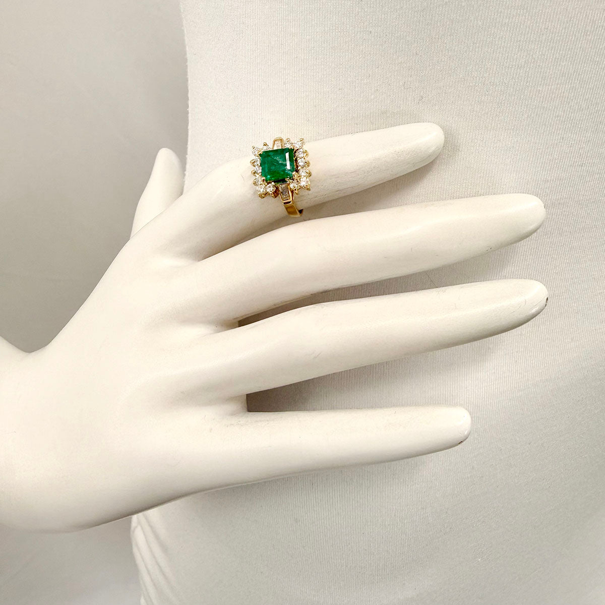 18K Gold Ring with Emerald and Diamonds
