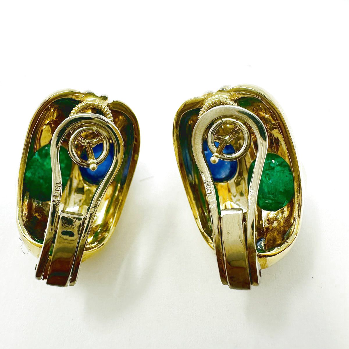 Giovane 18K Yellow and White Gold Ribbed Earrings with Emerald and Sapphire