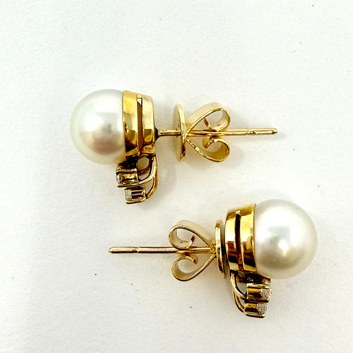 18K Gold Stud Earrings with Freshwater Pearl and 3 Diamonds