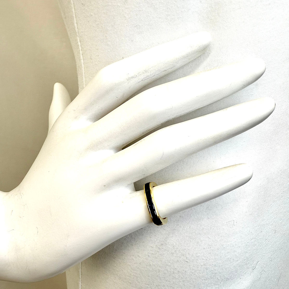 18K Gold Ring with 11 Sapphires