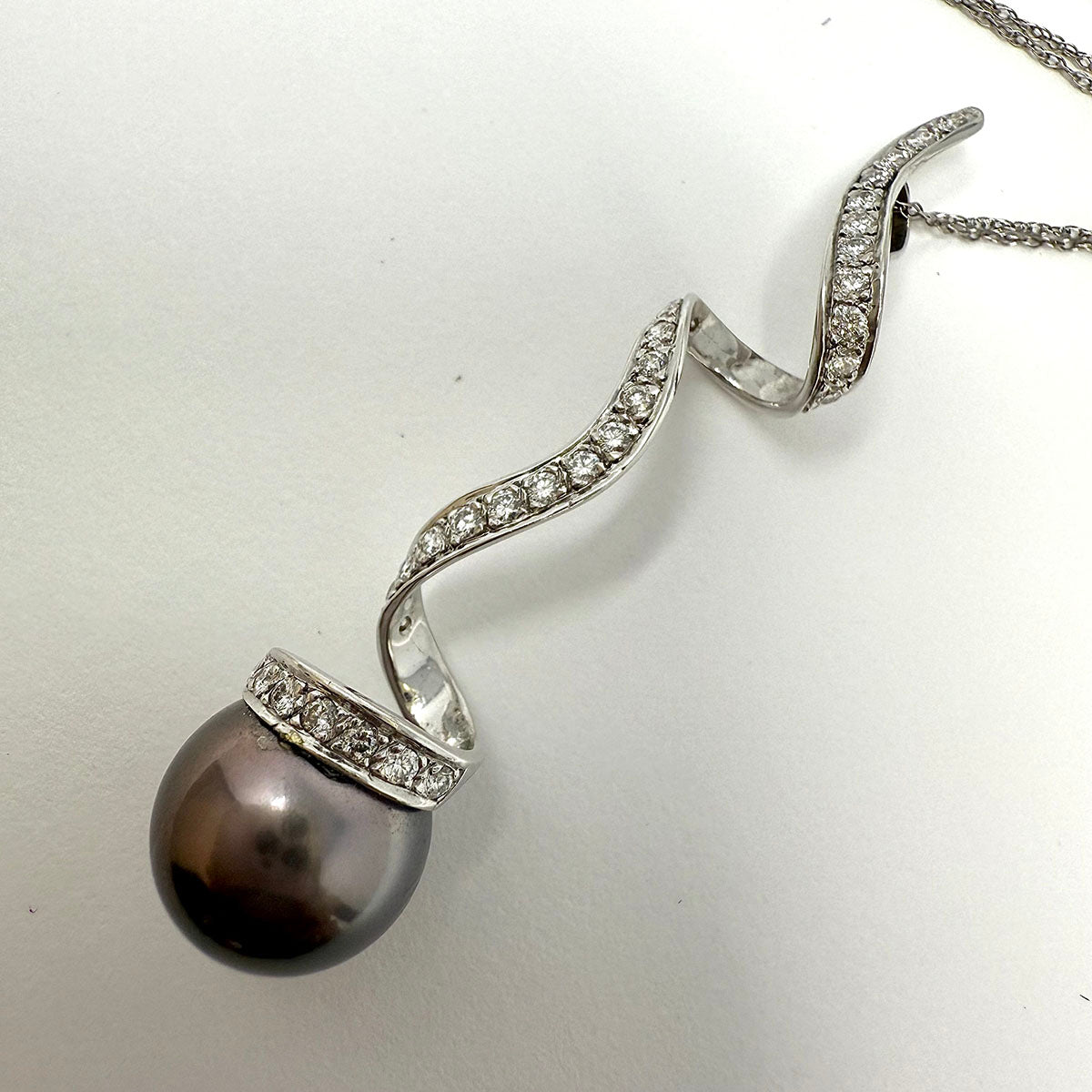 18K White Gold Necklace with Diamond Swirl Pendant with Tahitian Pearl