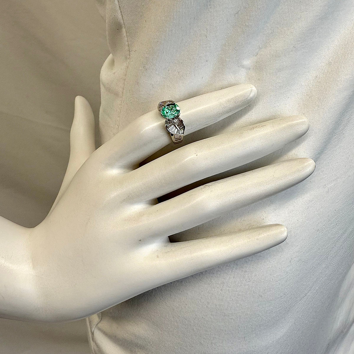 18K White Gold Ring with Diamond and Emerald