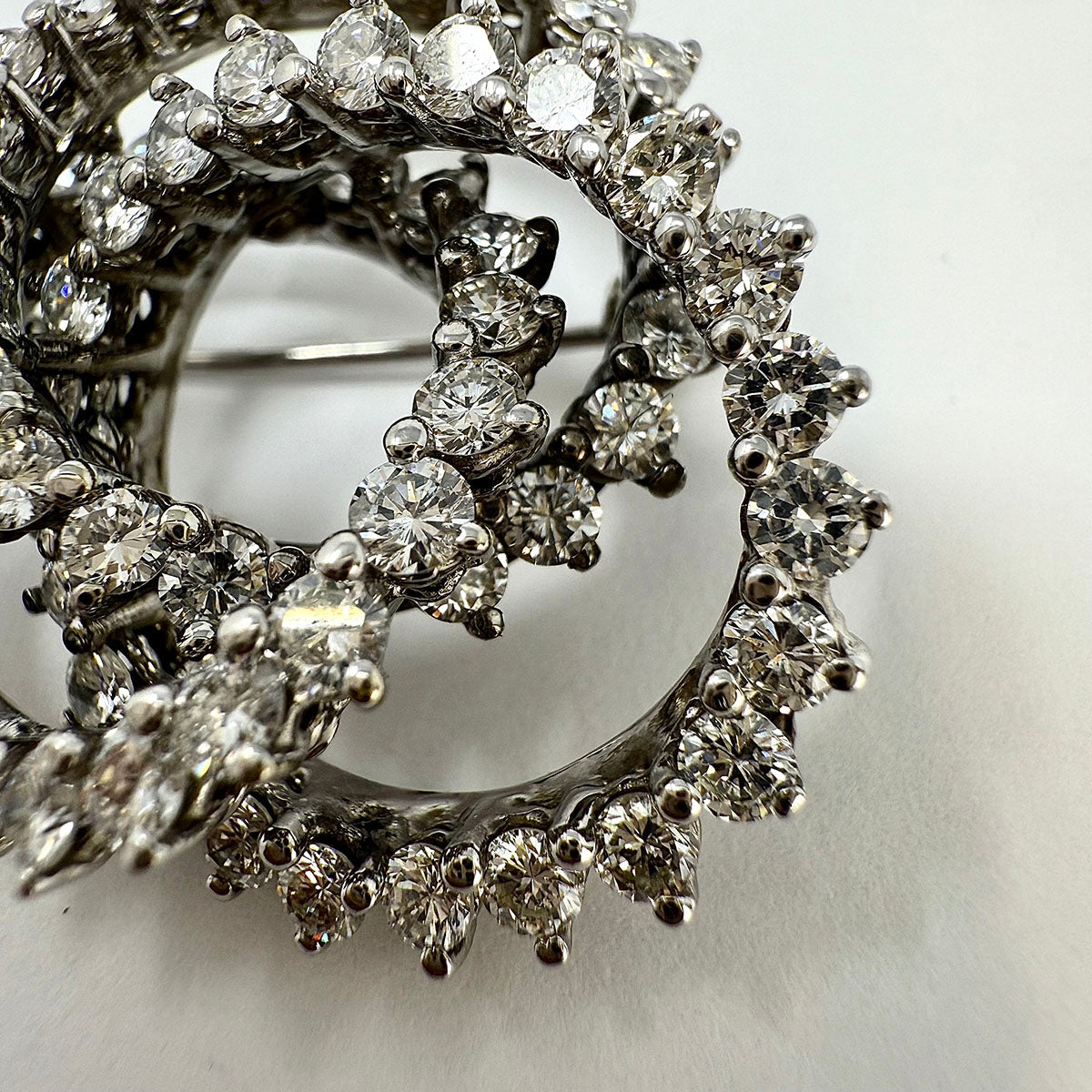 Vendorafa 18K White Gold Pin with Diamonds