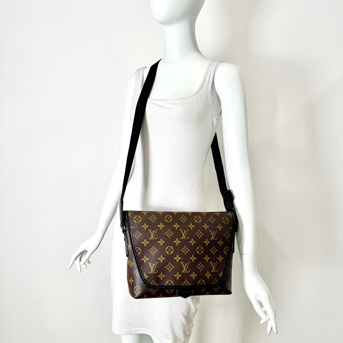 Louis Vuitton Messenger Bag