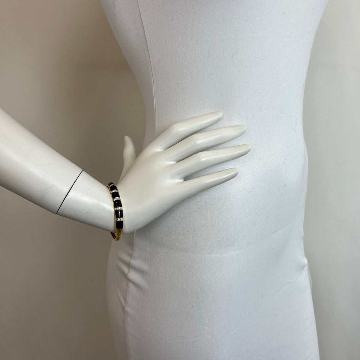Midviani 18K Gold Hinged Bracelet with Onyx and 20 Diamonds