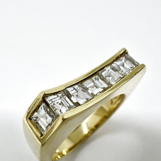 Prestige 18K Gold Ring with Diamonds