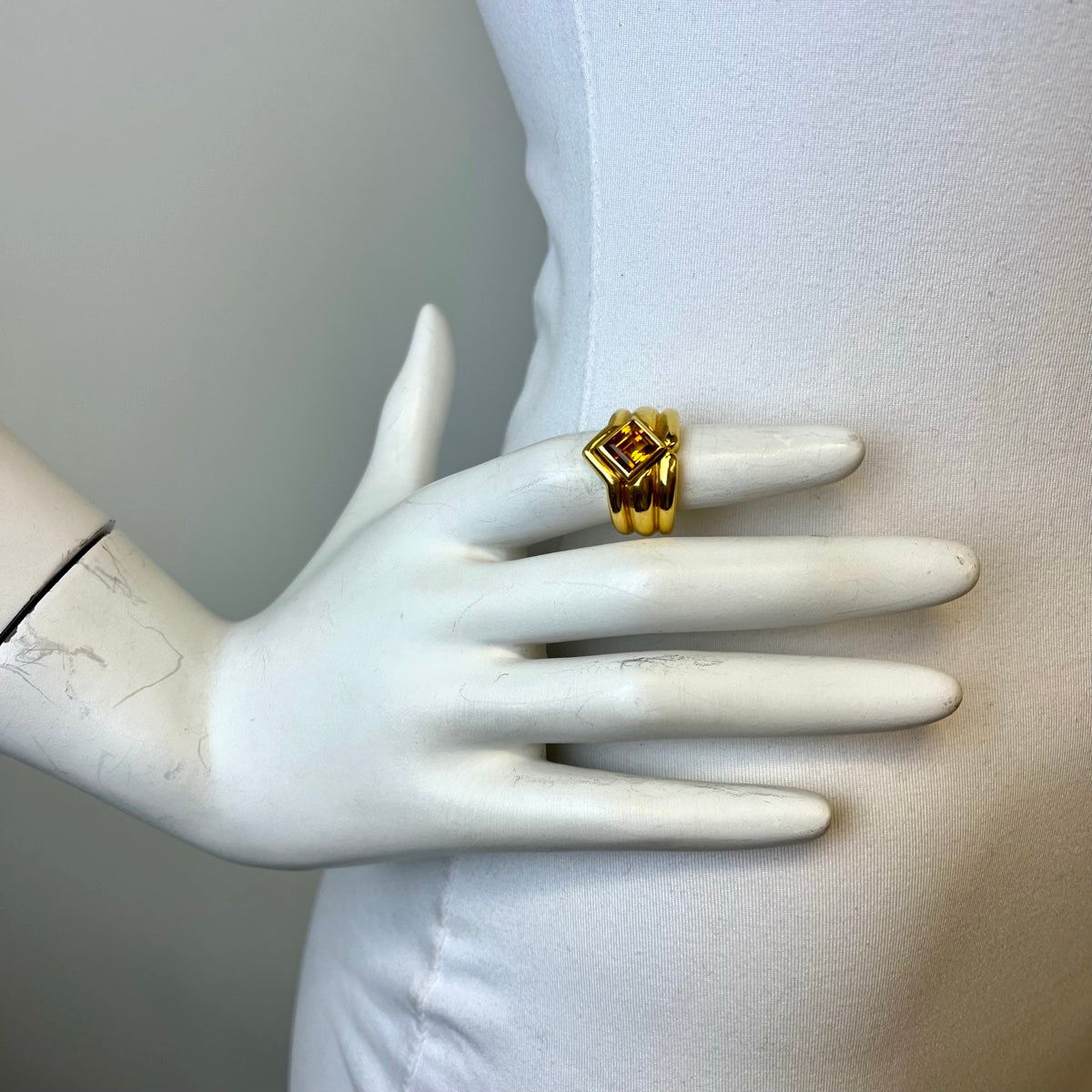 Load image into Gallery viewer, Elan 18K Gold Ring with Square Faceted Citrine
