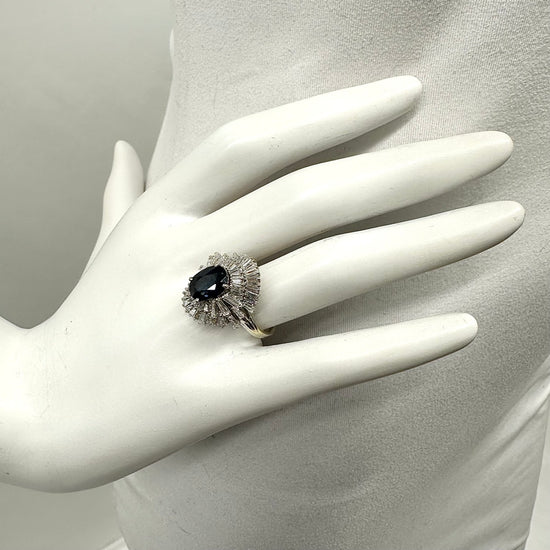 18K White Gold  Ring with Sapphire and Diamonds